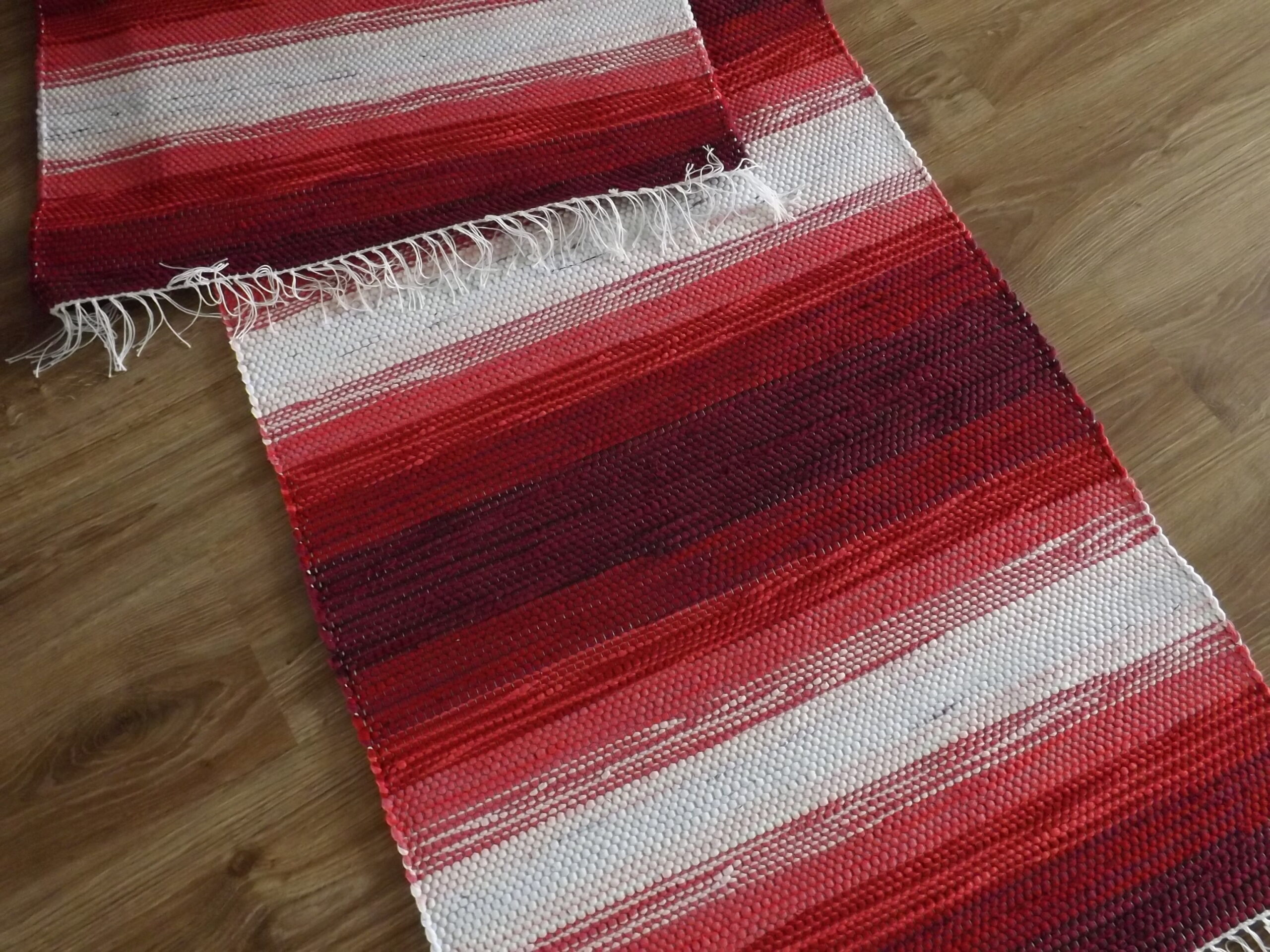 0,68 x 2,48 Punane südamikega, triibuta - Image 4