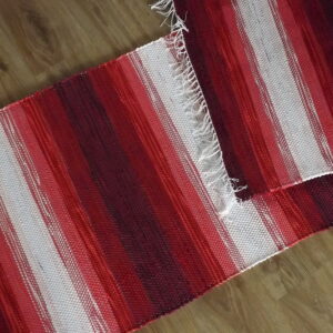 0,68 x 2,48 Punane südamikega, triibuta