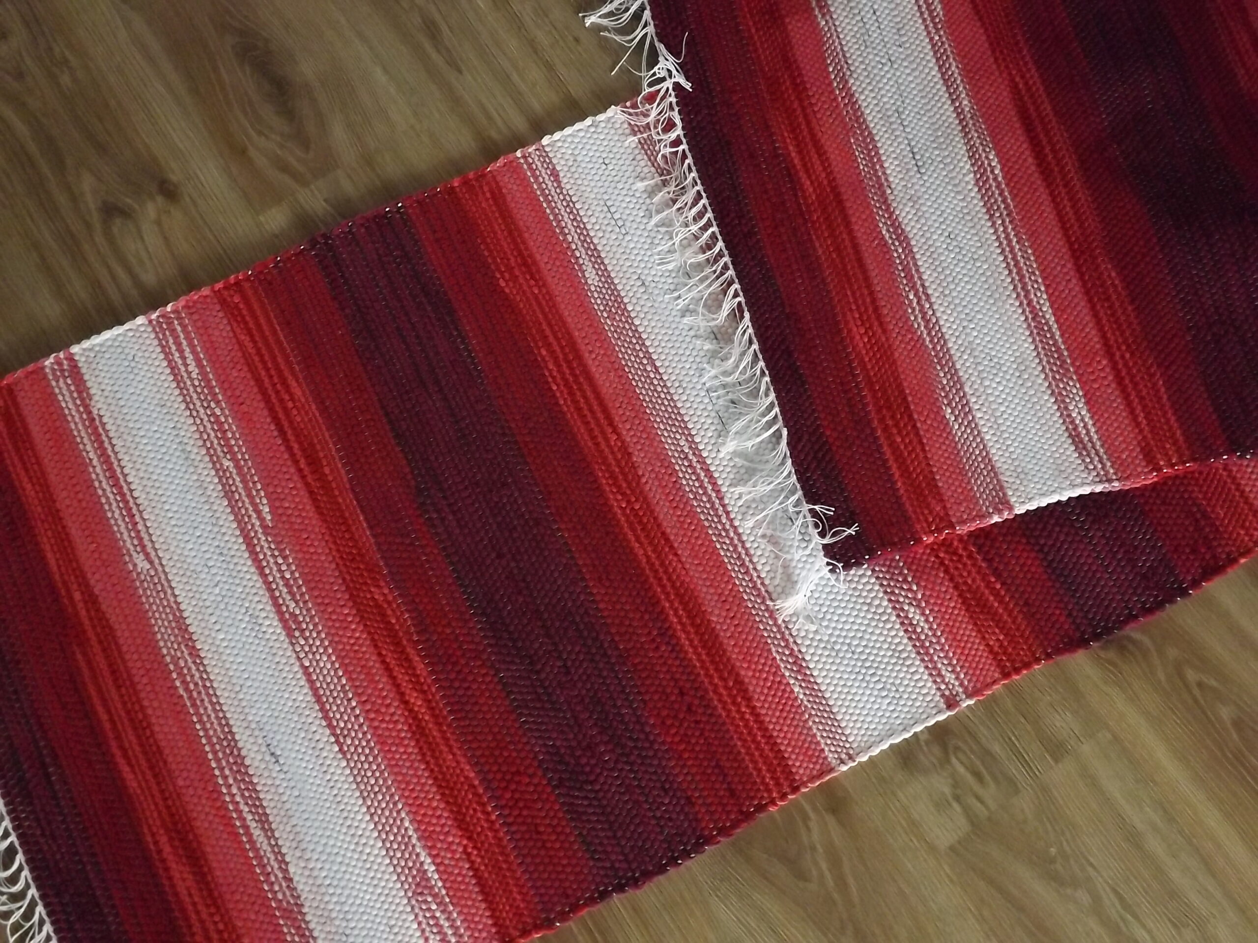 0,68 x 2,48 Punane südamikega, triibuta