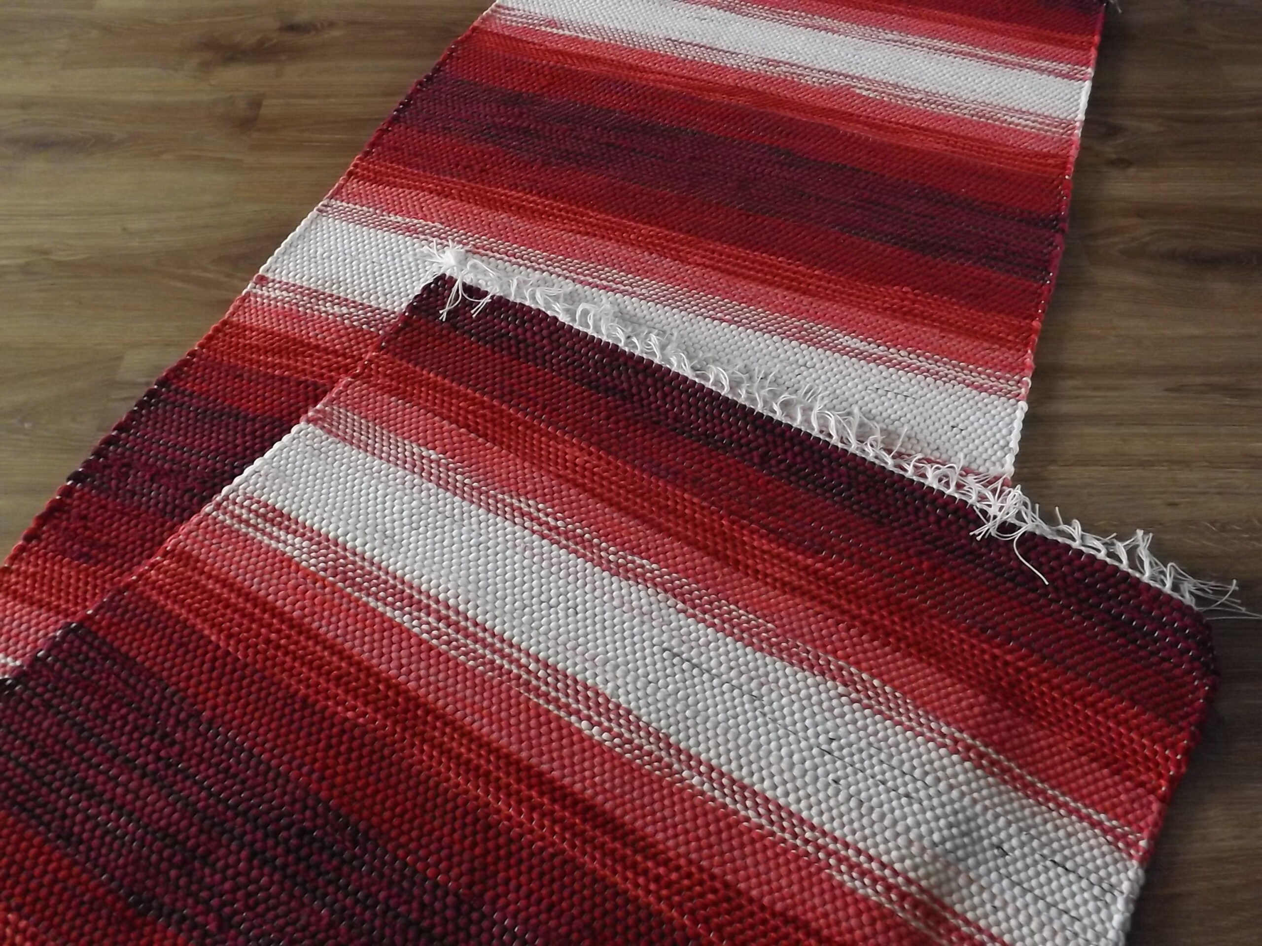 0,68 x 2,48 Punane südamikega, triibuta - Image 3