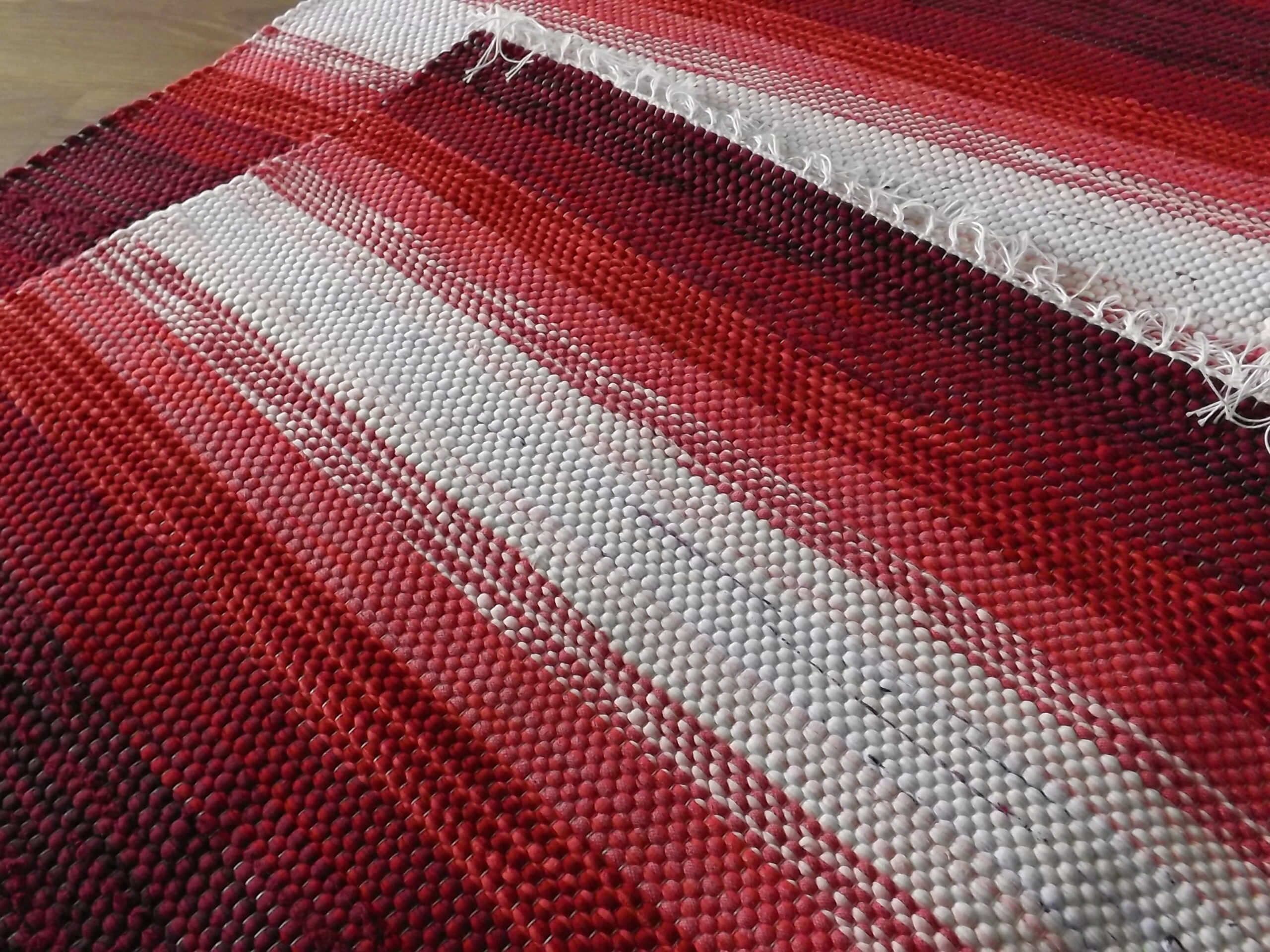 0,68 x 2,48 Punane südamikega, triibuta - Image 2