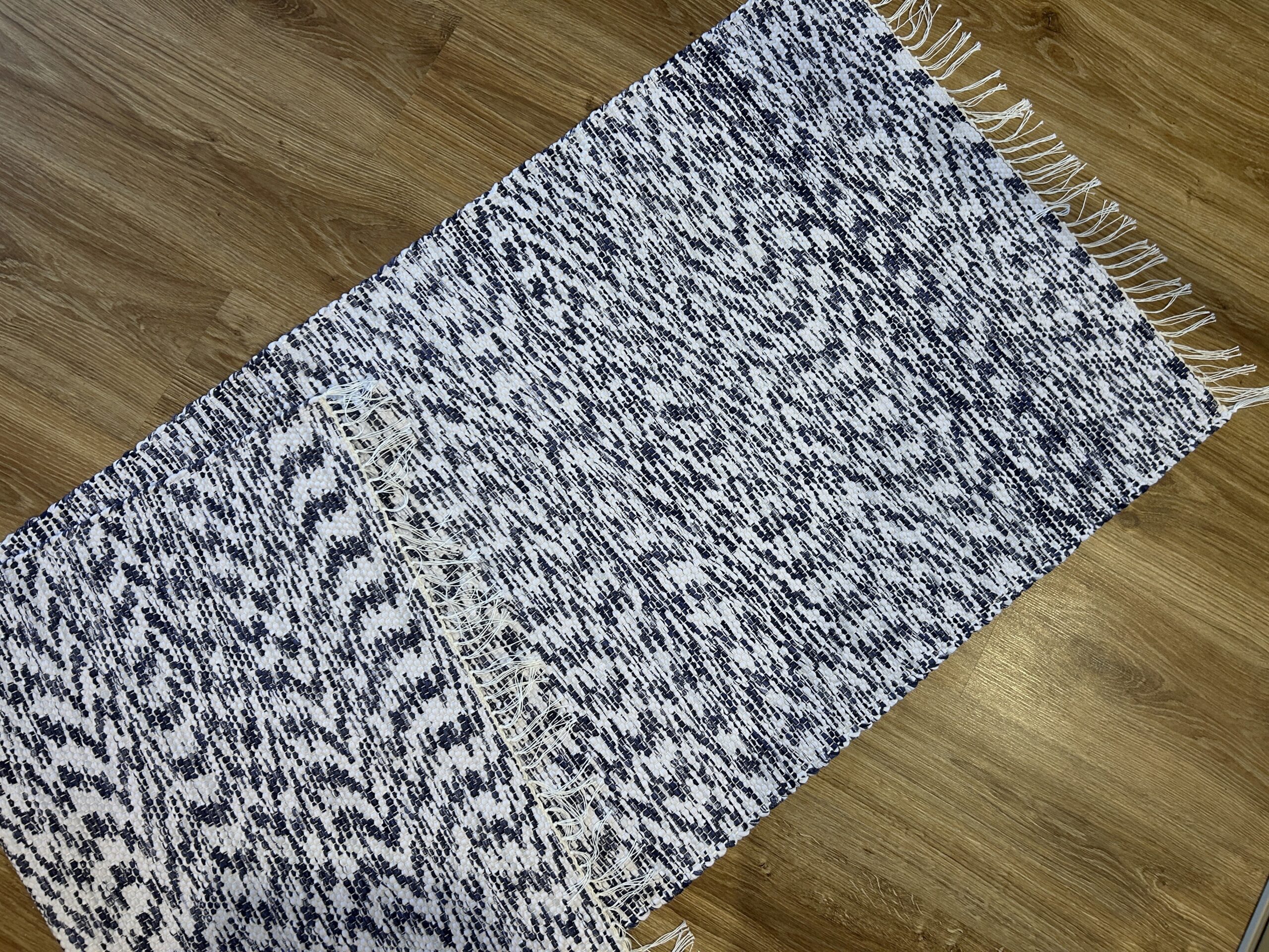 0,66 x 1,28 / 0,68 x 1,71 Tumesinise - valge - kirju